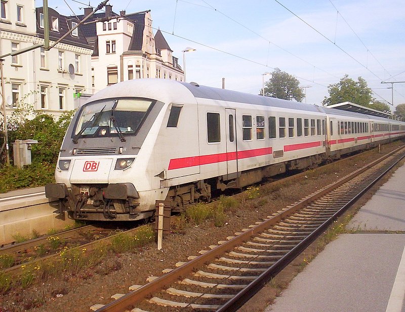 Ein InterCity kurz vor seiner Abfahrt in Richtung Hamm(Westf) in Paderborn Hbf