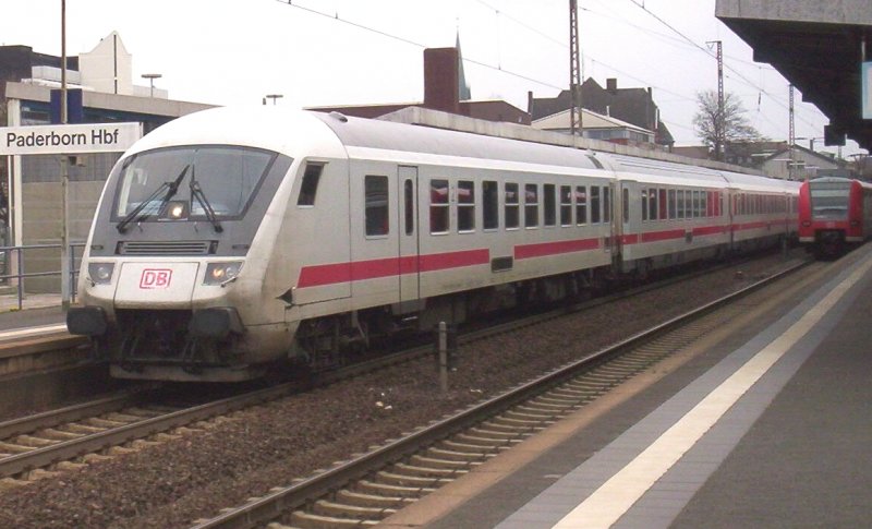 Ein InterCity kurz vor seiner Abfahrt in Richtung Hamm(Westf) in Paderborn Hbf. 10.04.2007