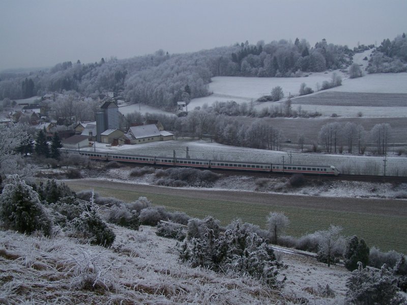 Ein InterCity nach Frankfurt/Main Hbf taucht aus den Husern des Dorfes Urspring heraus. Aufgenommen am 27.Dezember 2007