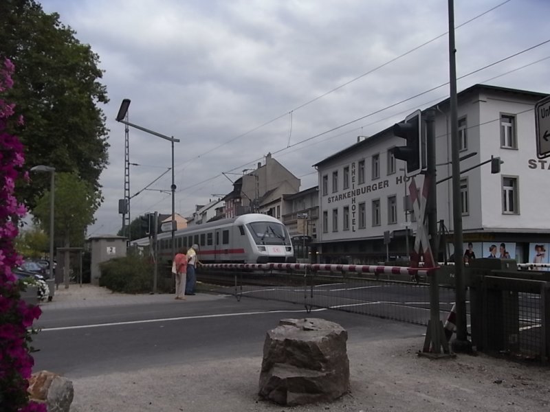Ein InterCity rast am 30.09.2009 ber einem Binger Bahnbergang. 