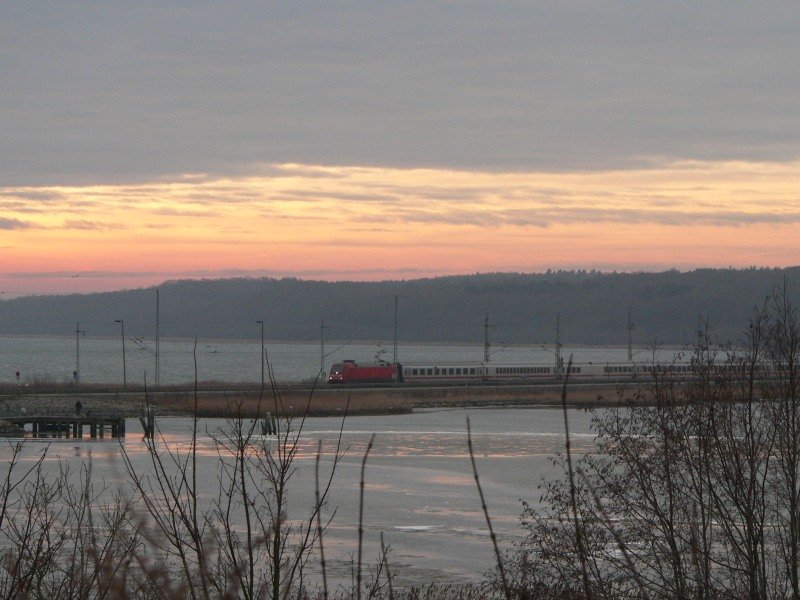 Ein Intercity in Richtung Ostseebad Binz durchfhrt den kleinen Ort Lietzow. 28.12.2007