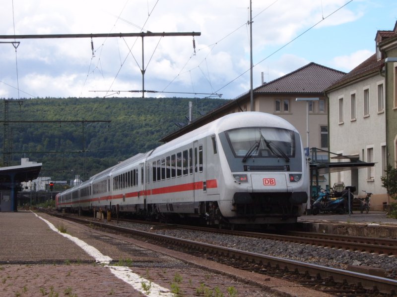 Ein InterCity-Steuerwagen der Bauart Bpmbdzf steht am 23.06.07 auf Gleis 1 des Aalener Bahnhofs. Zusammen mit weiteren Mittelwagen in ICE-Lackierung und der 101 028-9 bildet er den IC 2160 von Nrnberg HBF nach Karlsruhe HBF.