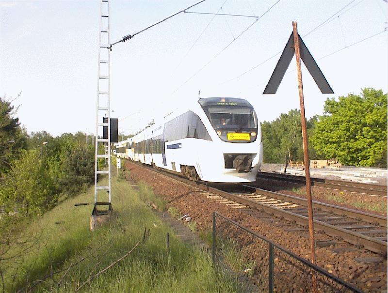 Ein InterConnex in Richtung Gera in Berlin Wuhlheide, 9.5.02