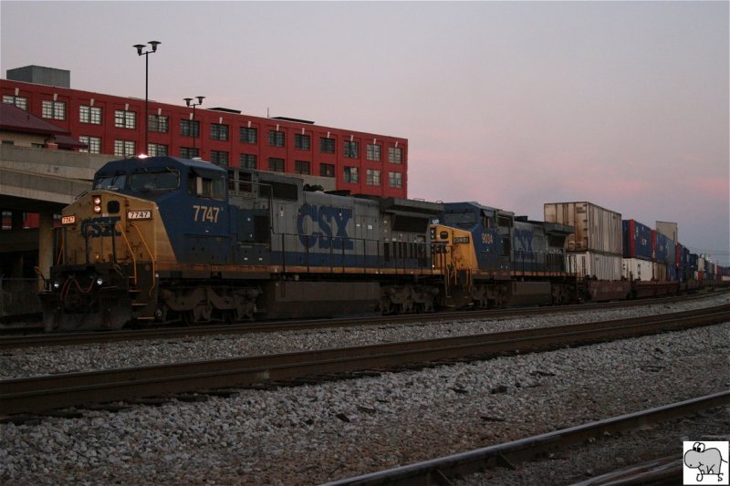 Ein Intermodel, gezogen von CSX Lok # 7747, eine C40-8W, und Lok #9034, eine C44-9W erreicht am Abend des 25. September 2008 den Bahnhof Nashville, Tennessee. 