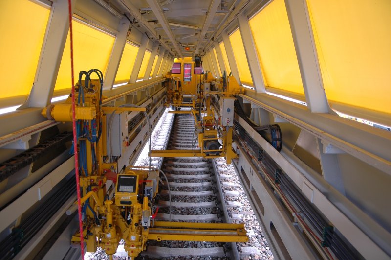 Ein interner Blick in die mobile Instanthaltungseinheit Robel 69.50 am 23.08.08 bei der Parade zu `150 Jahre Eisenbahn in Tirol´ in Wrgl