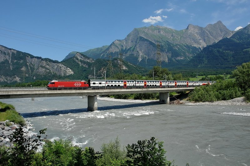 Ein InterRegio aus Chur berquert den Rhein kurz vor dem Bhf. Bad Ragaz (Kanton St. Gallen). Im Hintergrund ist der mchtige Falknis zu sehen. 24.6.2007