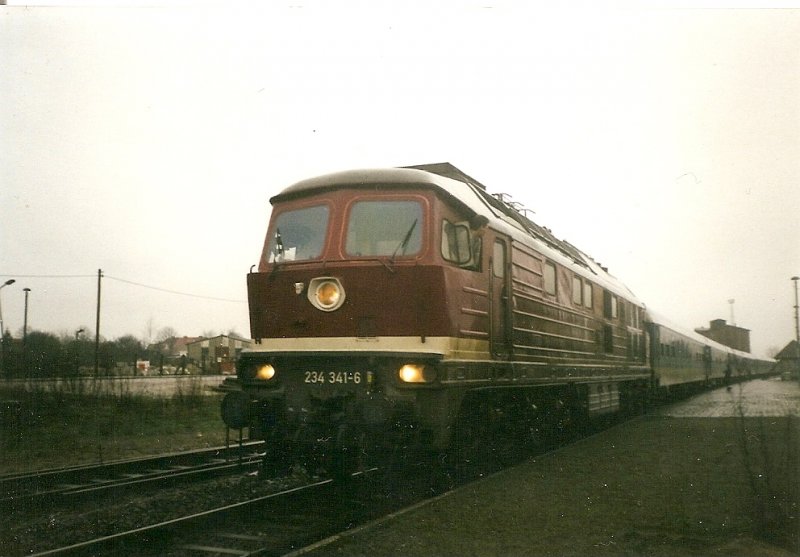 Ein Interregio von Lbeck nach Cottbus mit der 234 341 im Mrz 1998 in Grevesmhlen.