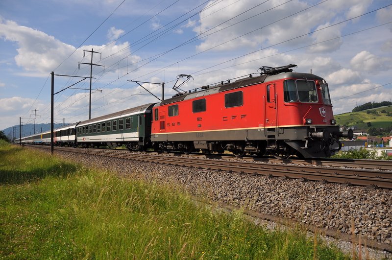 Ein InterRegio mit der Re 4/4 11222 nach Zrich. Wunderbares Fotowetter mit angenehmen Temperaturen an diesem Mittwochnachmittag, so kann es noch ein paar Wochen bleiben. Frick AG am 3.6.2009.