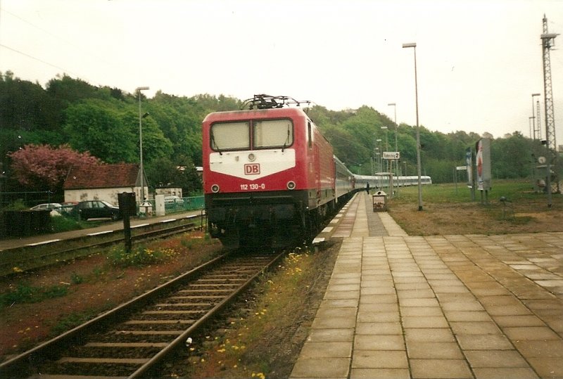 Ein Interregioleerpark mit der 112 130 aus Binz mu�te im Mai 1999 einen Betriebshalt in Lietzow einlegen.