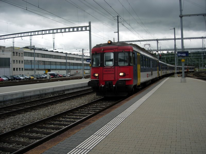 Ein IR aus Basel SBB mit dem RABDe 510 fhrt gerade in den Bahnhof Brugg ein, um nach 3 Minuten weiter nach Zrich HB abfahren wird. In ca. 20 Minuten trifft er im Hauptbahnhof Zrich ein. Dieser Zug fuhr als Ersatzzug fr einen IC 2000 Doppelstockzug