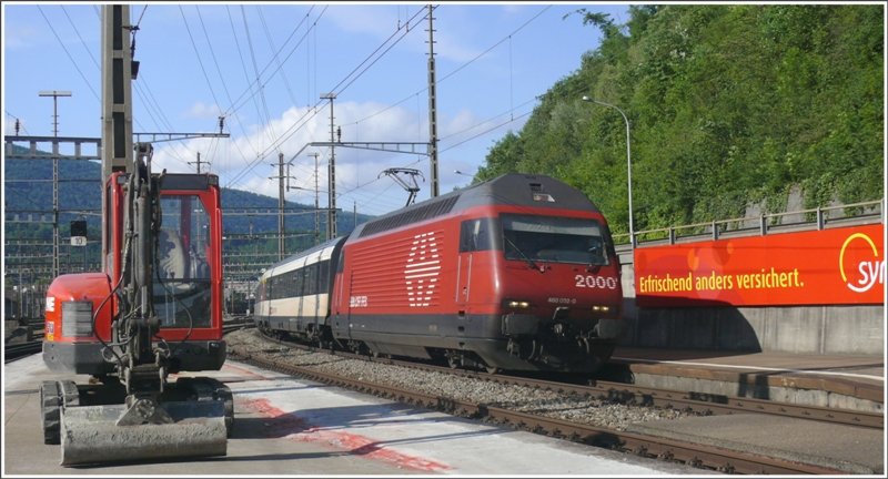 Ein IR mit Re 460 092-0 fhrt in Olten ein. (16.05.2009)