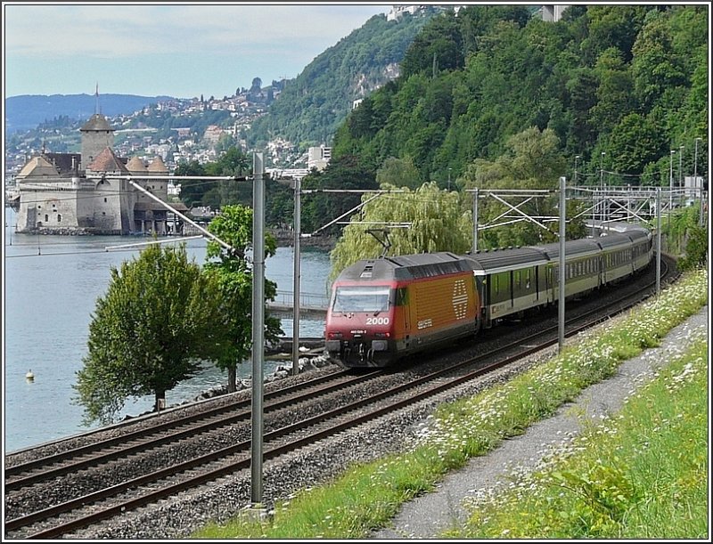 Ein IR in Richtung Genve Aroport fhrt am 02.08.08 am Chteau de Chillon vorbei. (Jeanny)