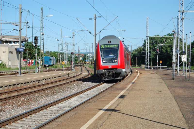 Ein IRE aus Lindau fhrt am 23.5.2009 in den Bahnhof von Gppingen ein.