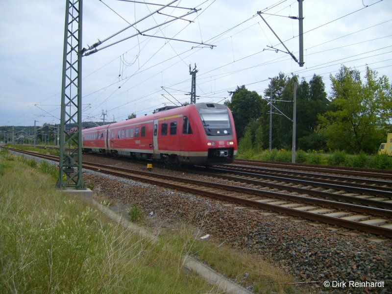 Ein IRE (BR 612) von Dresden nach Nrnberg durchfhrt den Bahnhof Niederwiesa mit scheinbar ohne eingeschalteter Neigetechnik. Es sieht so aus, als htte sich der Zug vorher hinter dem Mast versteckt.