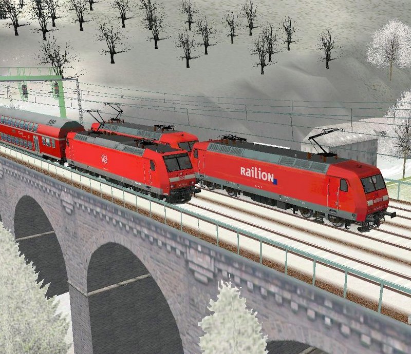 Ein IRE gezogen von einer 146, und ein LZ mit zwei 145er hier kurz hinter Hornberg. Schwarzwaldbahn von Halycon! 19.11.07