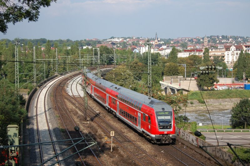 Ein IRE von Stuttgart HBF nach Lindau HBF ist hier vor seinem ersten planmigen Halt, dem Bahnhof Stuttgart-Bad Cannstadt zu sehen. Gezogen wurde dieser Regionalzug von einer 218er.