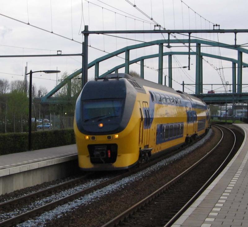 Ein IRM doppelstockzug (NS 8400) f�hrt als Intercity Haarlem Maastricht durch Beek-Elsloo. Die IRM-z�ge sollen rund 2010 alle sonstige triebwagen in den Niederlanden ersetzt haben. Sie sind und werden von Bombardier (Talbot) in Aachen gebaut.