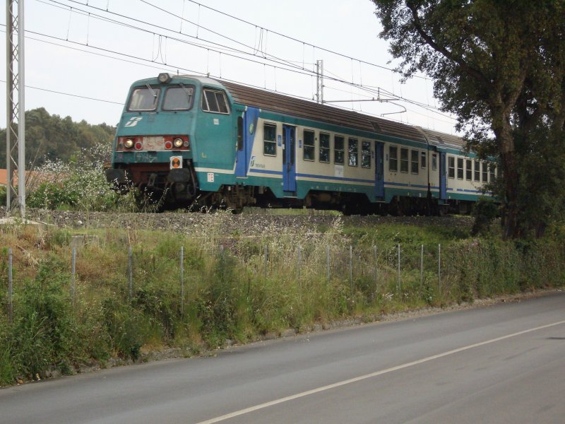 Ein italienischer Regionalzug-Steuerwagen als R2342 Roma - Pisa, in Follonica (Toskana). [27.04.07, 17:04]