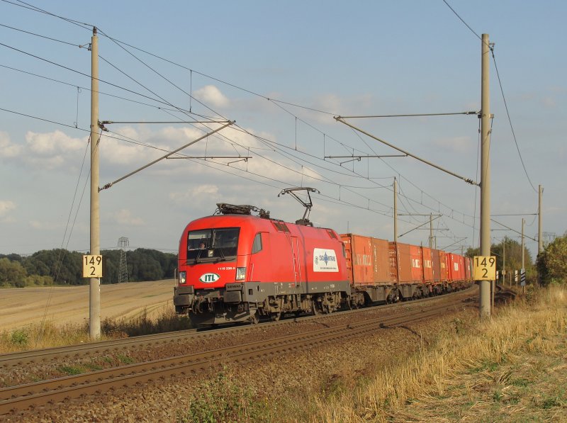 Ein ITL-Taurus (1116 238-5) fhrt mit einem Containerzug in Richtung Braunschweig. Fotografiert zwischen Magdeburg und Niederndodeleben am 24.09.2009.