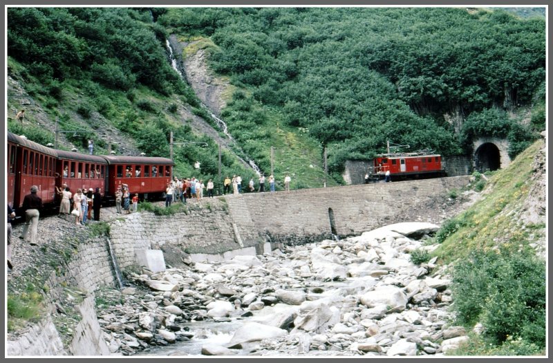 Ein Jahr vor Erffnung des Furka Basistunnels verkehren die Zge 1981 immer noch ber die Bergstrecke. So auch der Old Furka Special mit einer HGe 4/4 und offenen Plattformwagen. Zwischen Realp und Tiefenbach riss in der grssten Steigung der Kupplungshaken. Die Wagen blieben stehen (zum Glck) und die Lok fuhr noch 100m weiter.