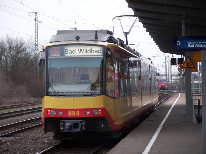 Ein Karlsruher ``intercity Gelbfu´´ im schwbischen Ausland. AVG Triebwagen Nr.884 in Bietigheim-Bissingen. Im Hintergrund zeigt sich ein 420er der Stuttgarter S-Bahn.
