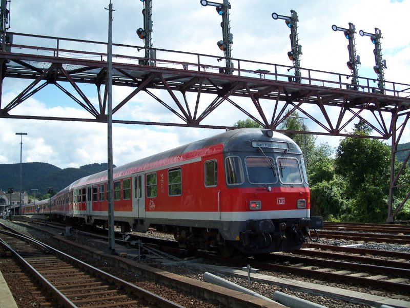 Ein Karlsruher Steuerwagen mit Zugzielanzeiger fhrt in den Bad Harzburger Bahnhof ein (18.8.2007)