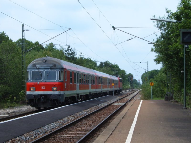 Ein Karlsruher Steuerwagen der RB 37153 von Aalen ber Bopfingen und Nrdlingen nach Donauwrth, bei der Einfahrt am 04.06.07 in den Lauchheimer Regionalbahnhof.