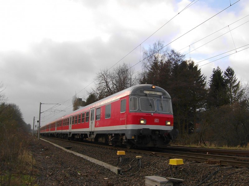 Ein Karlsruher Stw. vorm RE 21418 Hamburg Hbf - Kiel Hbf via Lbeck Hbf bei der Ausfahrt aus Reinfeld (holst.) am 22.12.08. Hinten schiebt 218 407-5.