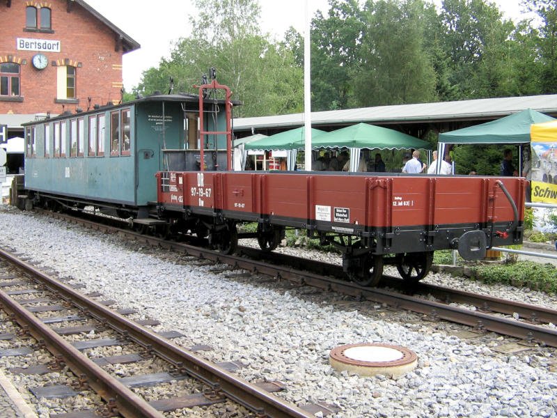 Ein KB4 mit Traglastenabteil und ein zweiachsiger Niederbordwagen mit der Aufschrift Heimat RAW Wilhelm Pieck Karl-Marx-Stadt standen am 11.08.07 in Bertsdorf