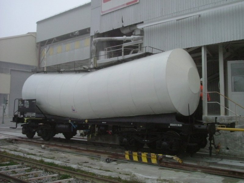 Ein Kesselwagen der ATIR-Rail am 15.01.2007 an der Verladestelle fr Kaolin bei der Firma AKW-Kick Hirschau in Hirschau. Im Vordergrund verluft parallel zum Anschlussgleis das Streckengleis der Bahnstrecke Amberg-Schnaittenbach. Wagennummer: 33 87 7836 200-8 Revisionsdaten: 4 REV USV 29.12.06 +3M