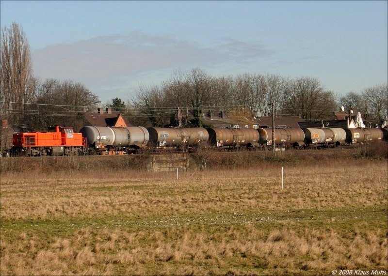 Ein Kesselwagenzug wird von RBH824 in Richtung Gelsenkirchen gezogen. Wanne-Unser-Fritz 08.02.2008