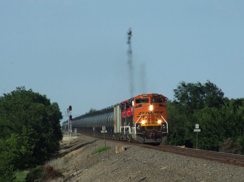 Ein Kesselzug, angefuehrt von einer BNSF SD-70 in nagelneuem Lack und Design, rollt am 19.07.2009 durch Rose Hill, Kansas.