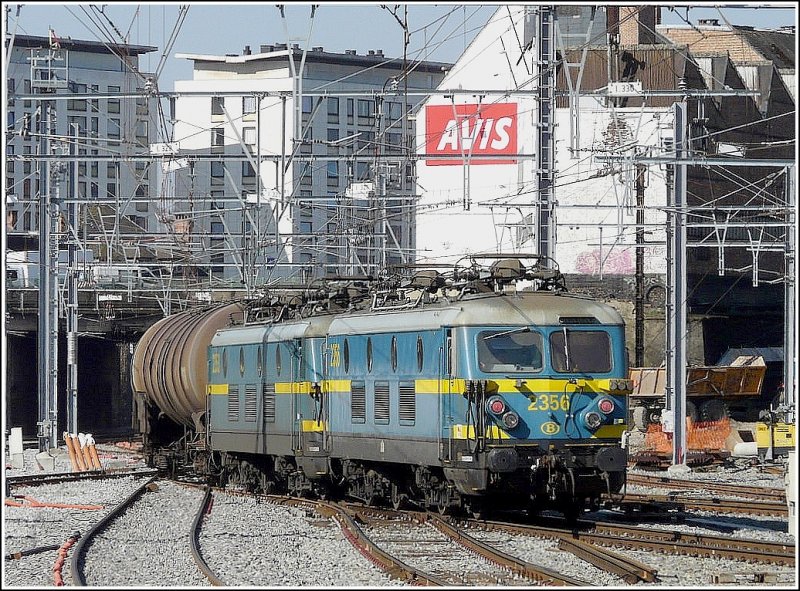 Ein Kesselzug durchfhrt am 30.03.09 den Bahnhof von Namur, am Ende des Zuges werden die abgebgelten 2353 und 2356 mitgefhrt. (Jeanny)