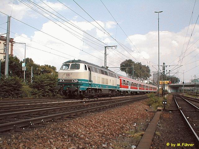 Ein Klassiker, nur wie lange noch ? 218 394 auf dem Weg von Heilbronn nach Bruchsal. Hier bei der Fahrt
zur Rheinbrcke nach Ludwigshafen in Mannheim Hbf am 30.08.2002
