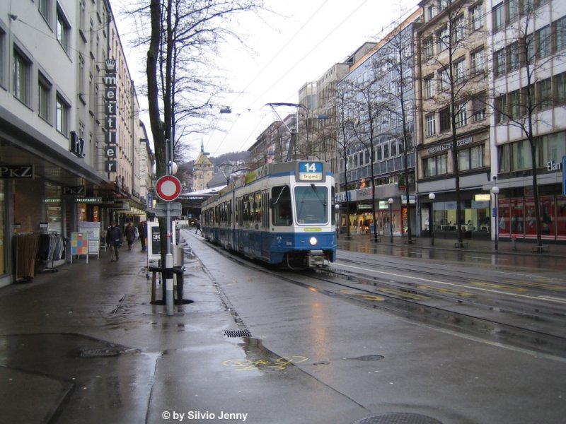 Ein klassischer 14er mit dem fhrenden Be 4/6 Nr. 2006 am 7.12.07 beim Lwenplatz. Aufgrund des hohen Fahrgastaufkommens sind auf der Linie 14 vermehrt Tram 2000-Dotras,wo die hintere Einheit eine blinde Kuh ist, unterwegs. Die blinden Khe sind normale Triebfahrzeuge ohne Fhrerstand, diese bieten mehr Stehpltze.