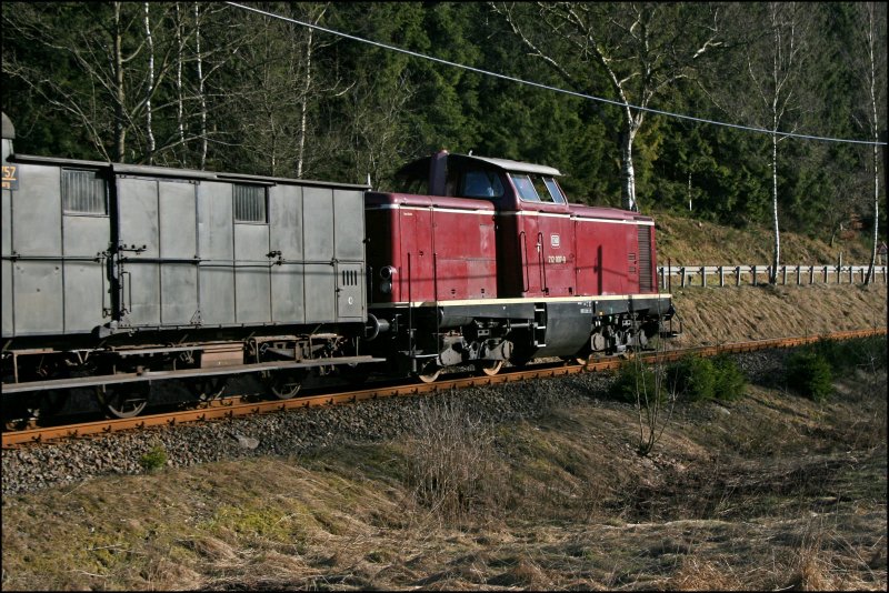 Ein klein bissel Stilbruch: 212 007 bespannt den DPE 88003, gebildet aus Waggons der 1930er Jahre, Richtung Winterberg (Westf). (26.01.2008) 