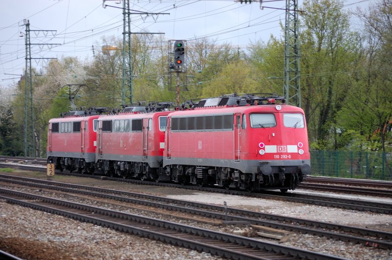 Ein kleiner feiner Lokzug: 2x BR 111 und einmal BR 110, aber ne  B�gelfalte  (110 292-0).