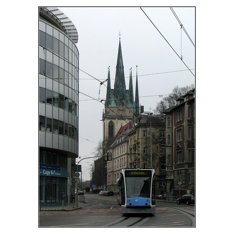 Ein kleiner Straßenbahnbetrieb -

Combino-Straßenbahn in Ulm; auf der einzigen Straßenbahnlinie dieser Stadt, die aber jetzt verlängert wird. 

15.03.2008 (J)