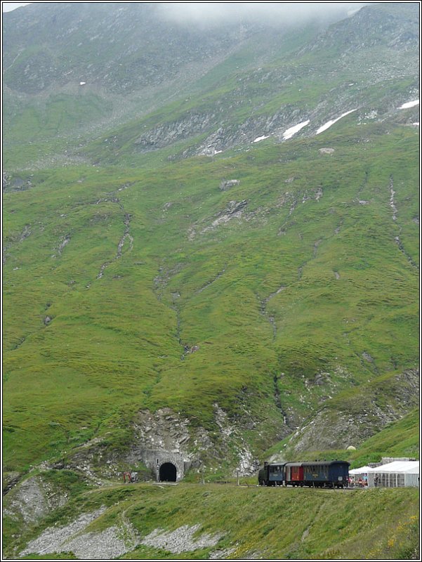 Ein kleiner Zug in einer grandiosen Landschaft! An der Haltestelle Furka wartet der Dampfzug der Furka Bergstrecke auf die Weiterfahrt nach Gletsch am 01.08.08. (Jeanny) 