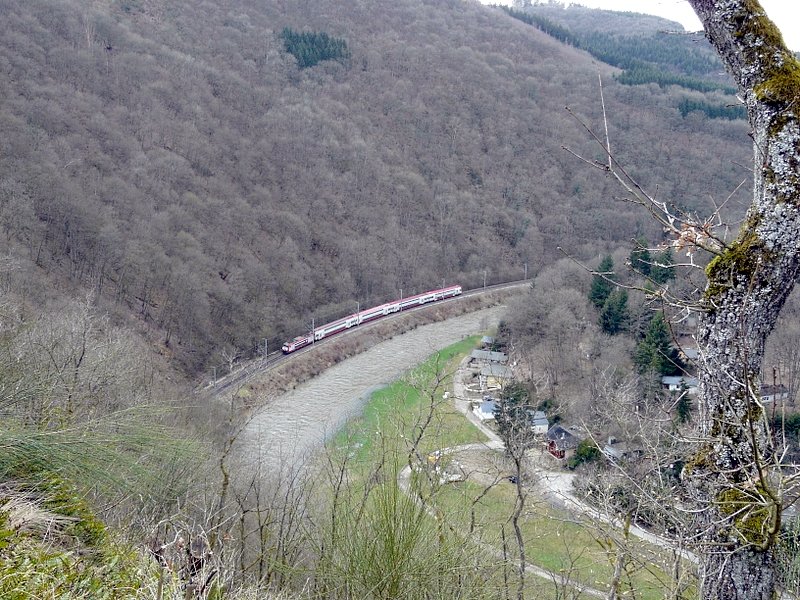 Ein kleines Land hat auch eine kleine Eisenbahn! E-Lok 4010 f�hrt mit IR 3741 aus Troisvierges und fast 10 minutiger Versp�tung durch das Tal in Richtung Michelau. Das Bild wurde vom Aussichtspunkt  Ierw�scht Fuusslee  unterhalb der Burgruine von Bourscheid am 29.03.08 aufgenommen.