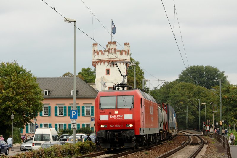 Ein KLV, gezogen von 145 066, passiert hier den Adlerturm in Rdesheim. 10.09.09