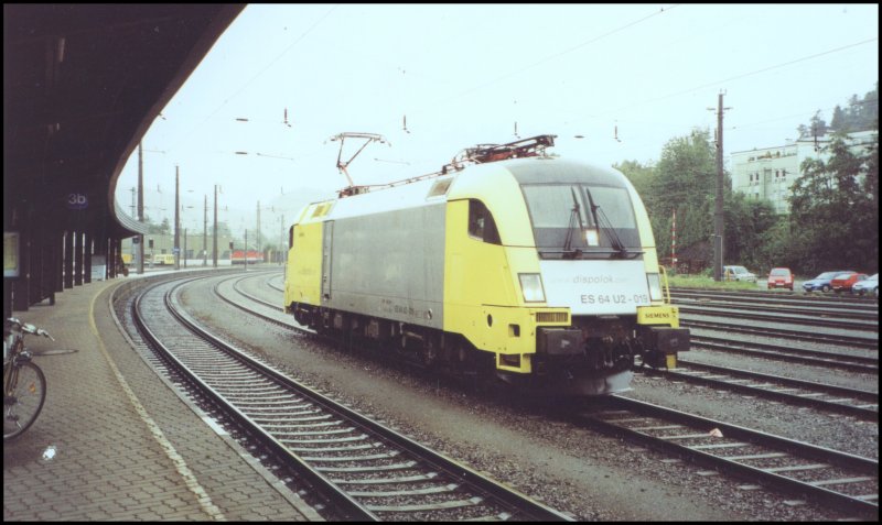 Ein KLV-Zug von Lokomotion ist eingetroffen. Kurz darauf macht sich die ES64U2-019 bereit an das Zugende zu fahren und den Zug zum Brenner nachzuschieben. Aufgenommen im Sommer 2005.