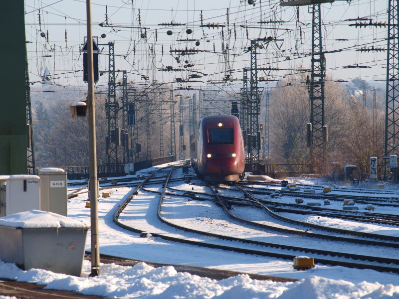 Ein von Kln kommender Thalys fhrt trotz Eis und Schnee pnktlich am 08.01.2009 um 13:00h durch das Gleisvorfeld in den Aachener Hauptbahnhof ein.