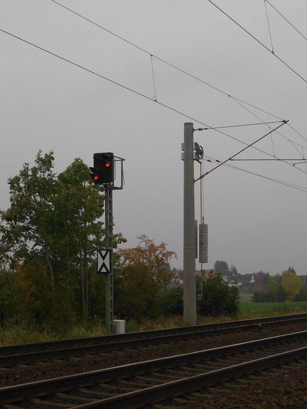 Ein Kompaktsignal und ein Abspannmast an der Kbs 140 zwischen Reinfeld (Holst.) und Bad Oldesloe am 13.10.08.
