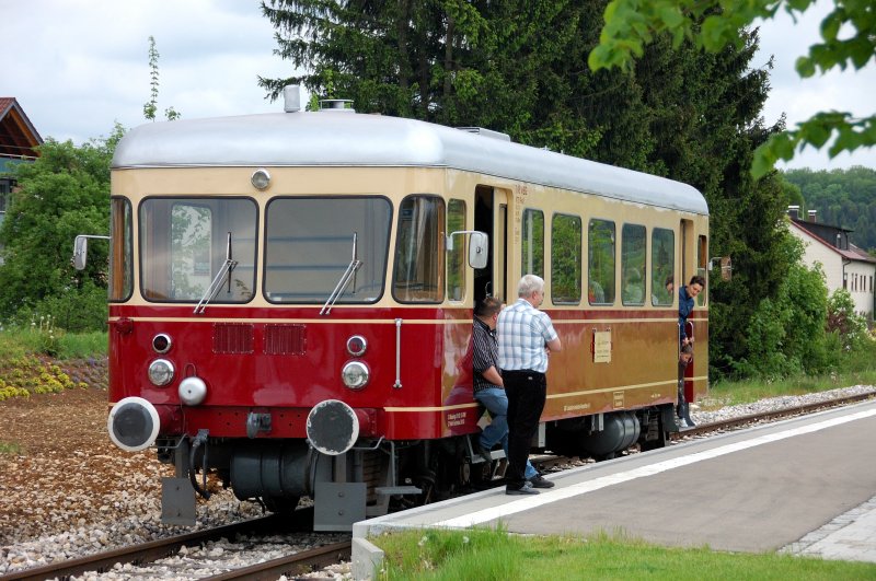 Ein komplett restaurierter Museumstriebwagen T06 der UEF (Ulmer Eisenbahnfreunde) aus dem Jahre 1956 wartet auf Fahrgste. Die Lokalbahn Amstetten - Gerstetten verkehrt sonntags von Mai bis Oktober. Man kann sie auch fr Hochzeiten und Firmenfeierlichkeiten buchen. Die UEF gibt Auskunft. 
Aufgenommen am 18.05.2008 .