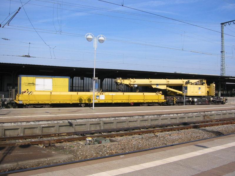 Ein Kran am 18.10.2003 abgestellt im Hauptbahnhof Karlsruhe