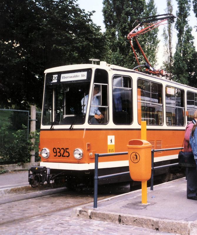 Ein KT4D (Nr. 9325) auf der Linie 20 in der Endhaltestelle Eberswalder Strasse im Jahre 1994.