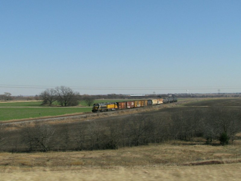 Ein kurzer Gterzug, der mit zwei Dieselloks bespannt ist. Aufgenommen am 2.1.2008 bei Dallas (Texas).