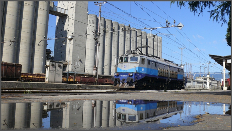 Ein kurzer morgendlicher Regenschauer verhilft zu neuen Perspektiven mit 1061 011 in Rijeka. (12.06.2009)