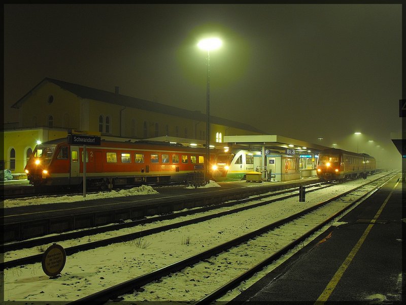 Ein kurzes Stelldichein dreier Zge im Bahnhof Schwandorf bei dichtem Nebel.